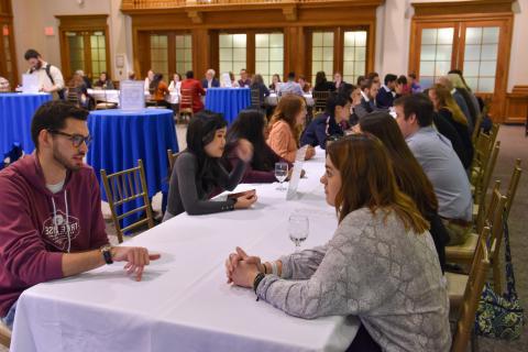 Image of UNH students and 校友 practicing networking skills at No Stress 网络 Night